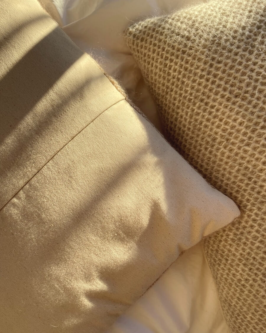 Teddy Pillow 40x40 cm - Strikkekit (Garn, Opskrift + Bagbeklædning)