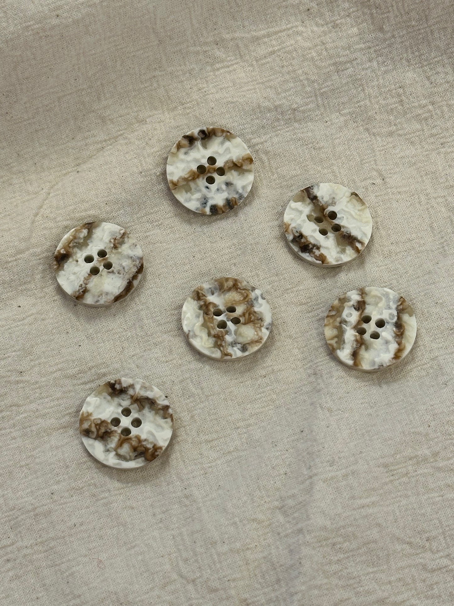 Hvid/beige/brun knap - 20 mm