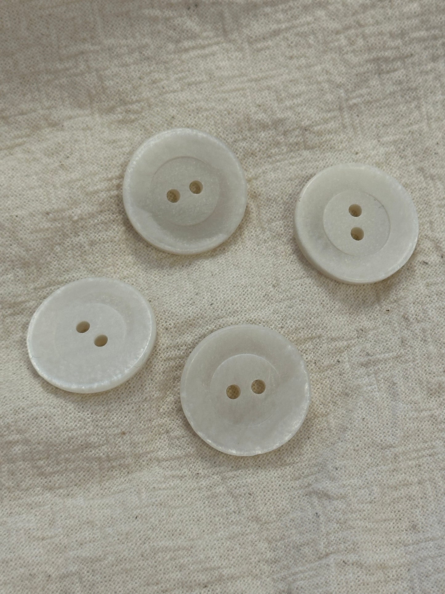 Beige knap med mat/slebet look - 18 mm