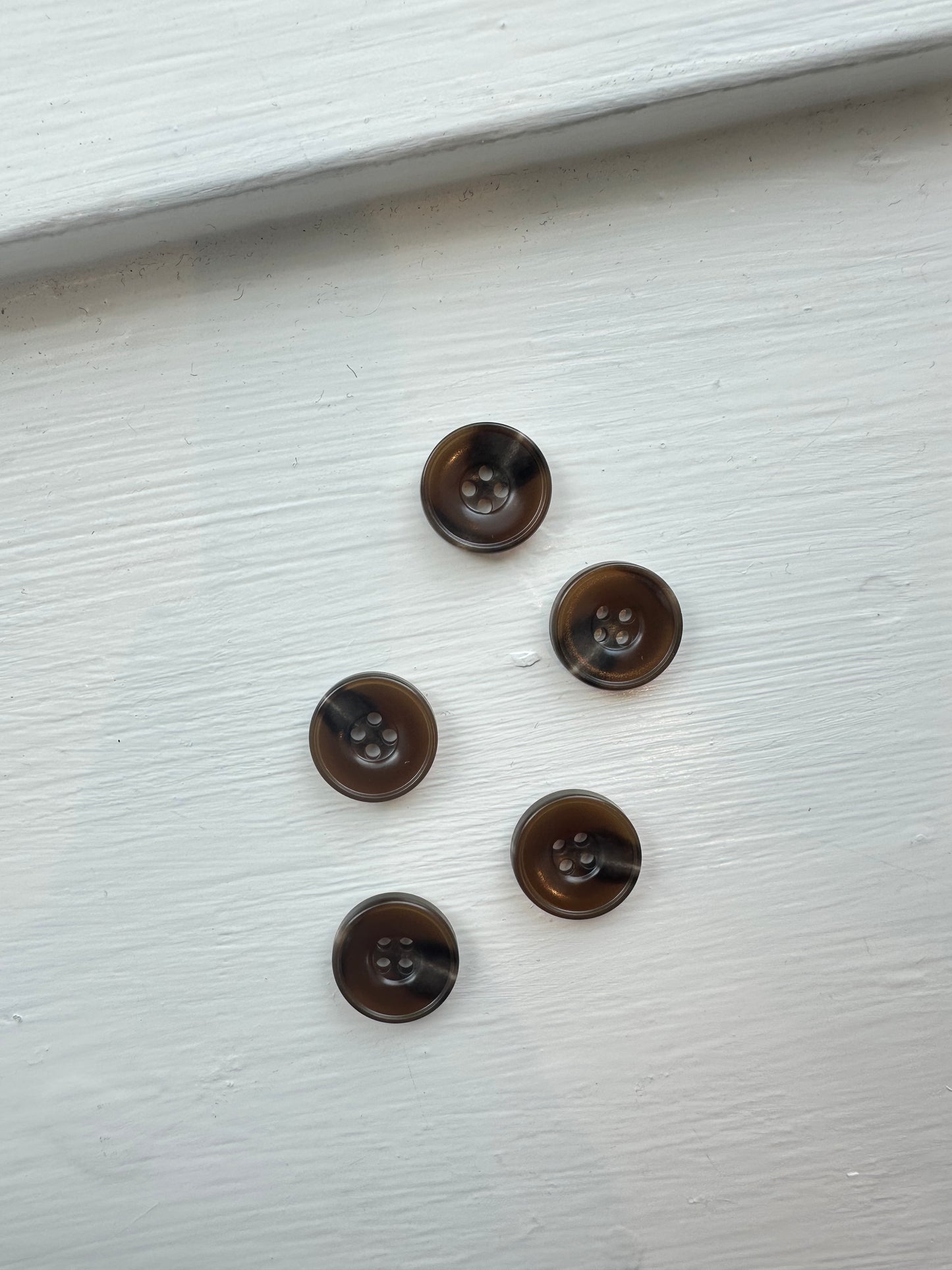Mørk plast knap med melering - 15 mm