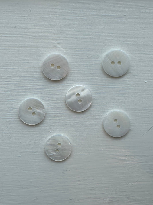 Hvid knap med perlemorseffekt - 15 mm.