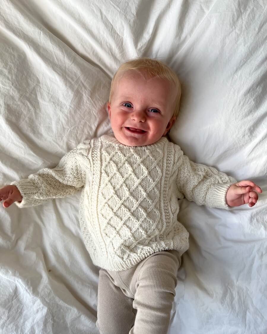 Moby Sweater Baby - PetiteKnit Opskrift