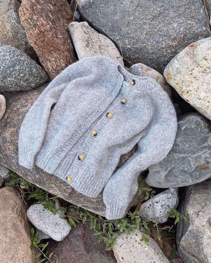 Novice Cardigan Chunky Edition - PetiteKnit Opskrift